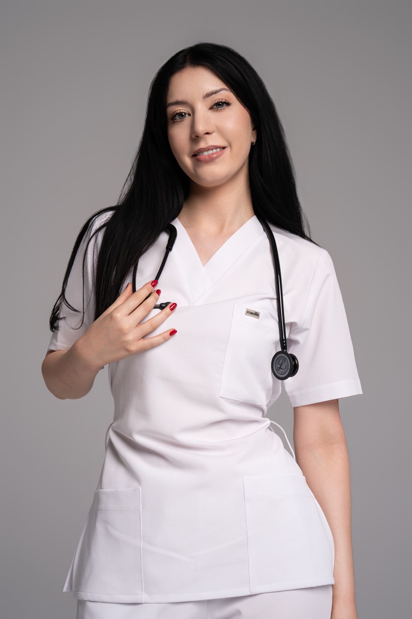 Modelka w bluzce scrubs w kolorze doc's favourite